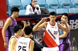 -马刺碾压四川队，高诗岩带队取胜