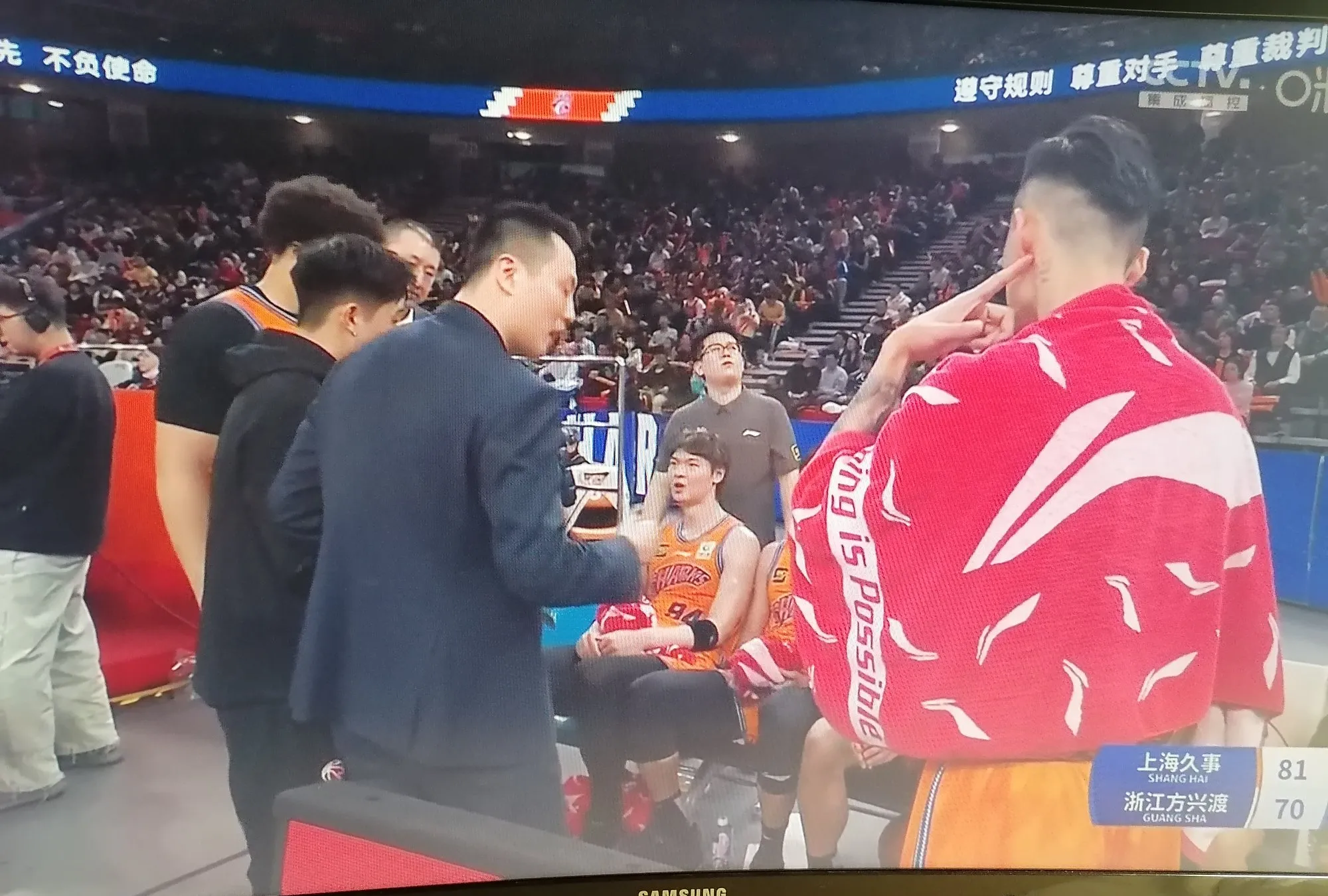 上海男篮精彩对决,最终力克对手获得胜利 上海男篮精彩对决,最终力克对手获得胜利