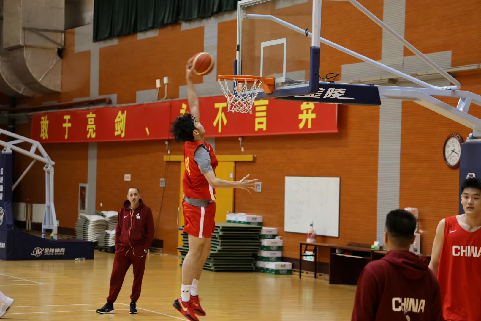 青年篮球选手备战比赛,展现实力 青年篮球选手备战比赛,展现实力