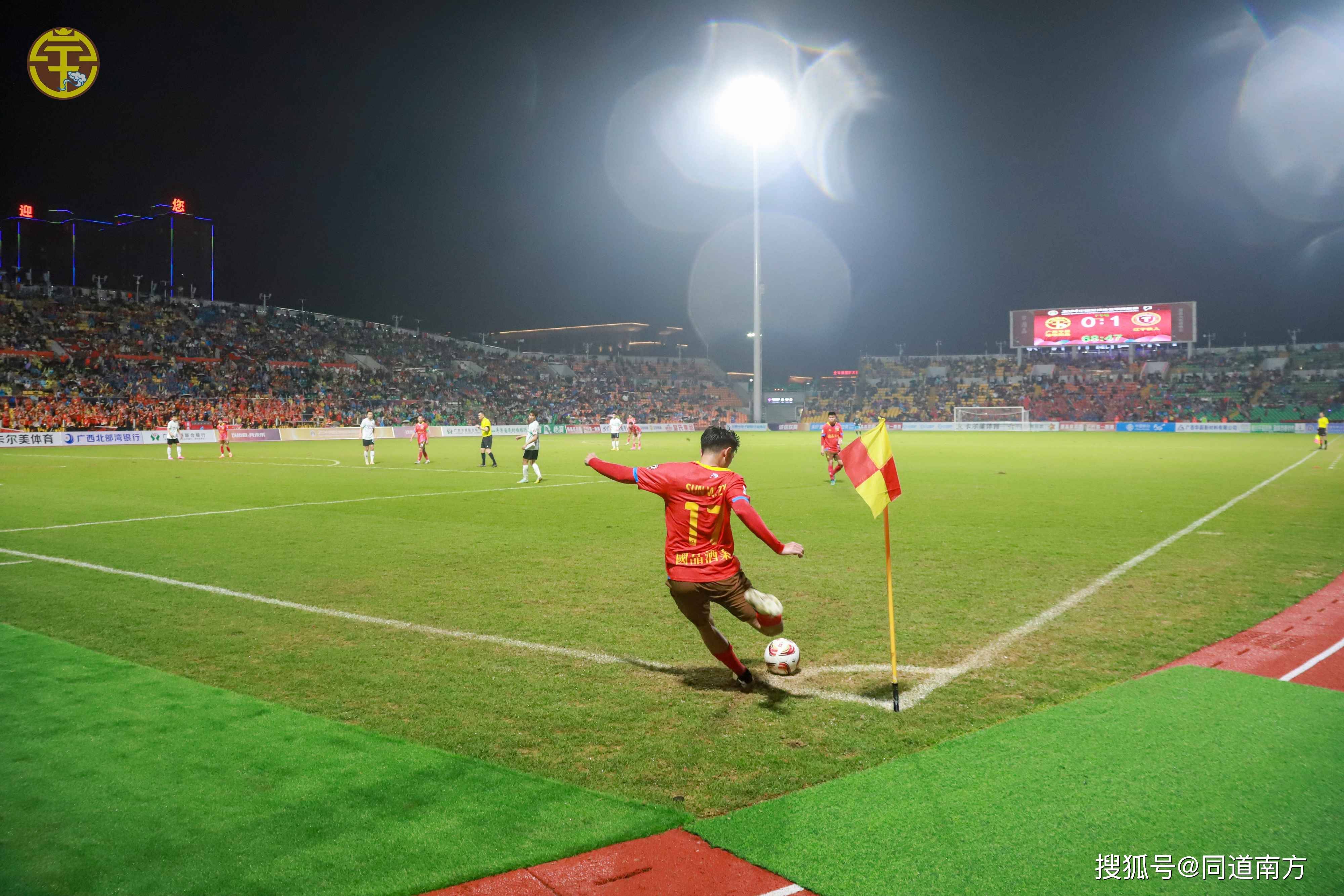 包含足球比赛现场气氛热烈，球员斗志昂扬的词条