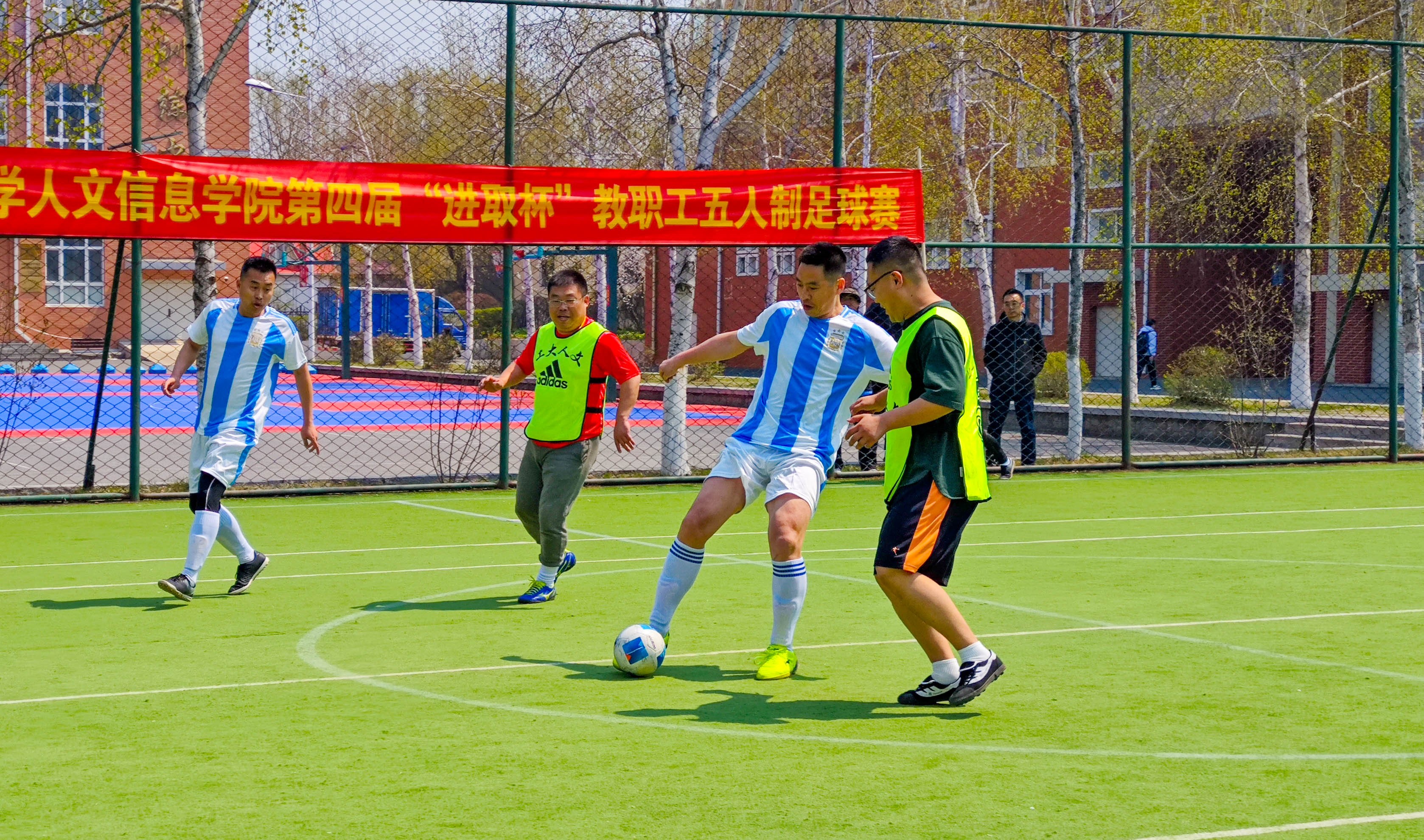 包含足球比赛现场气氛热烈，球员斗志昂扬的词条