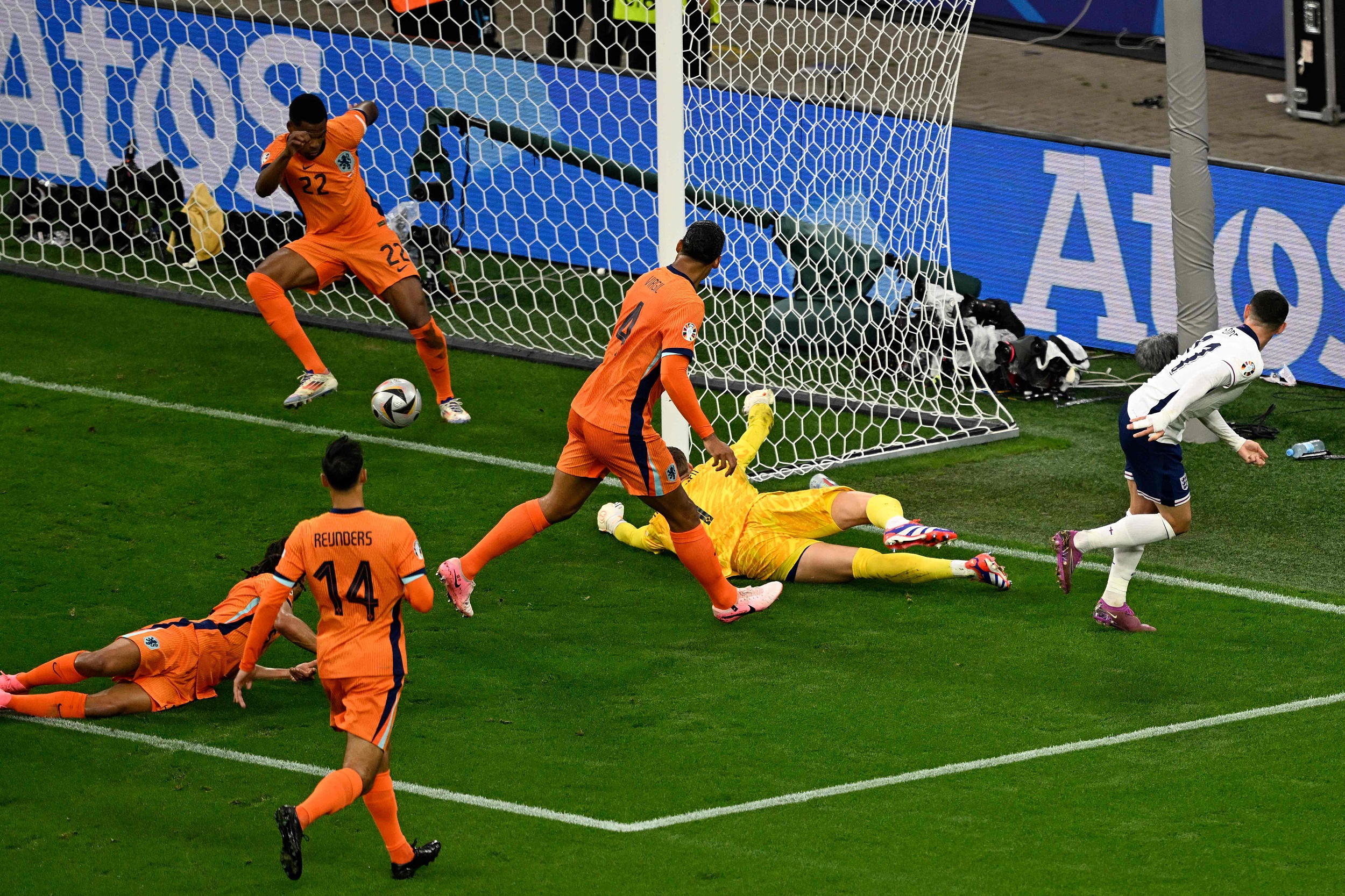 英格兰队在激烈比赛过后成功晋级决赛 英格兰队在激烈比赛过后成功晋级决赛