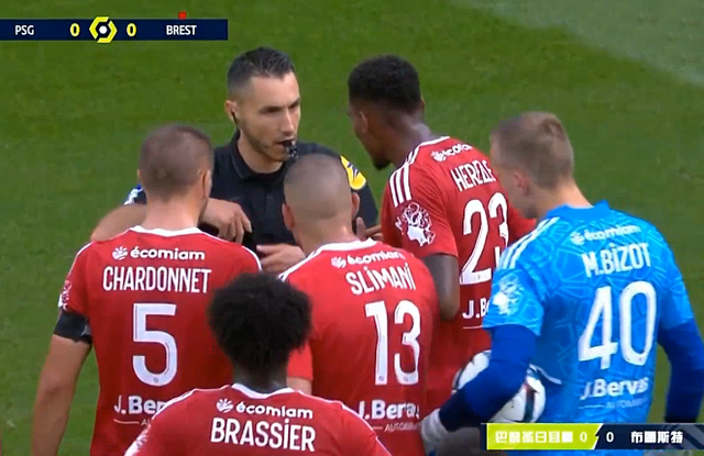 法甲赛场爆发冲突,裁判须介入处理 法甲赛场爆发冲突,裁判须介入处理