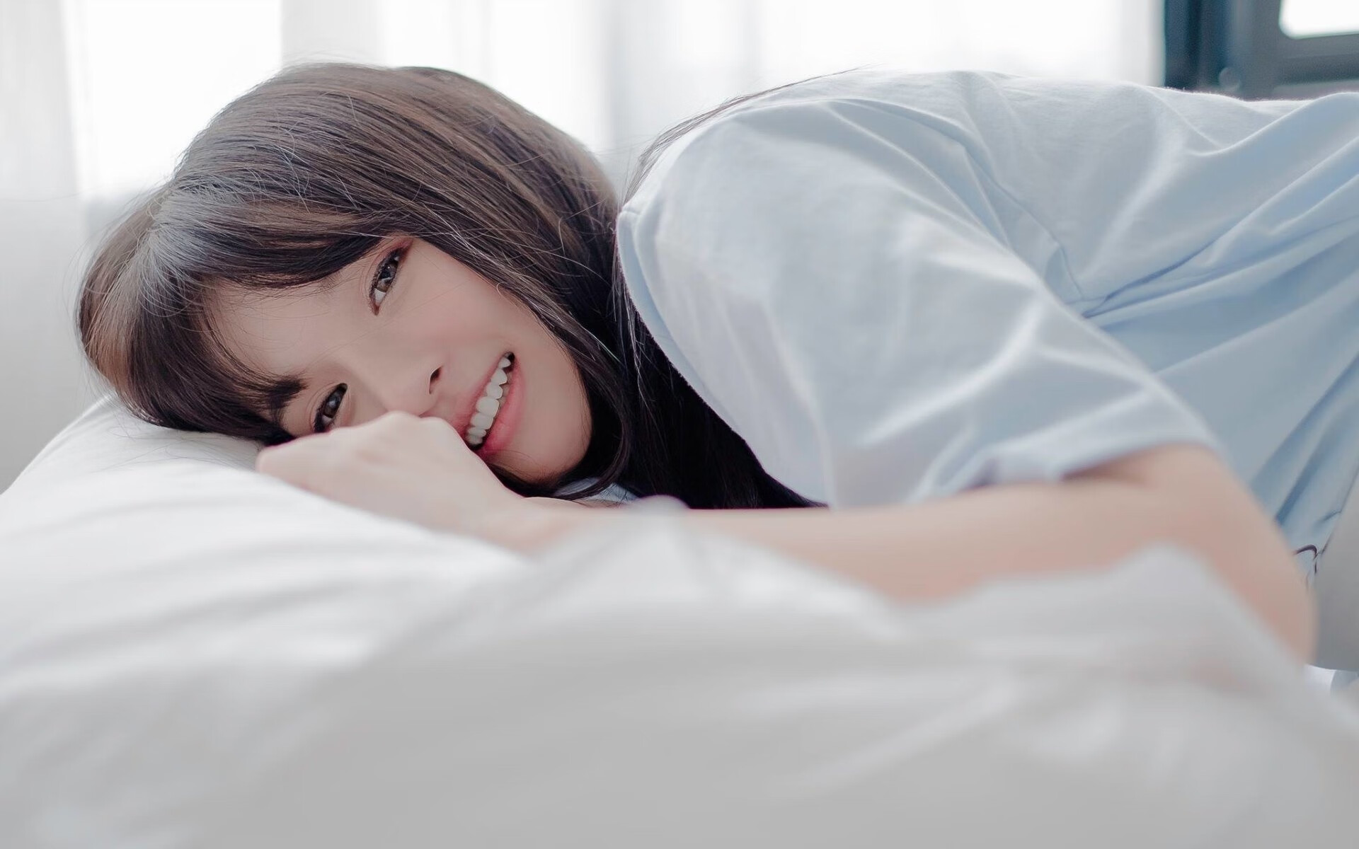 绿茵与硬木的对话,争冠烽火在平行战场同时点燃