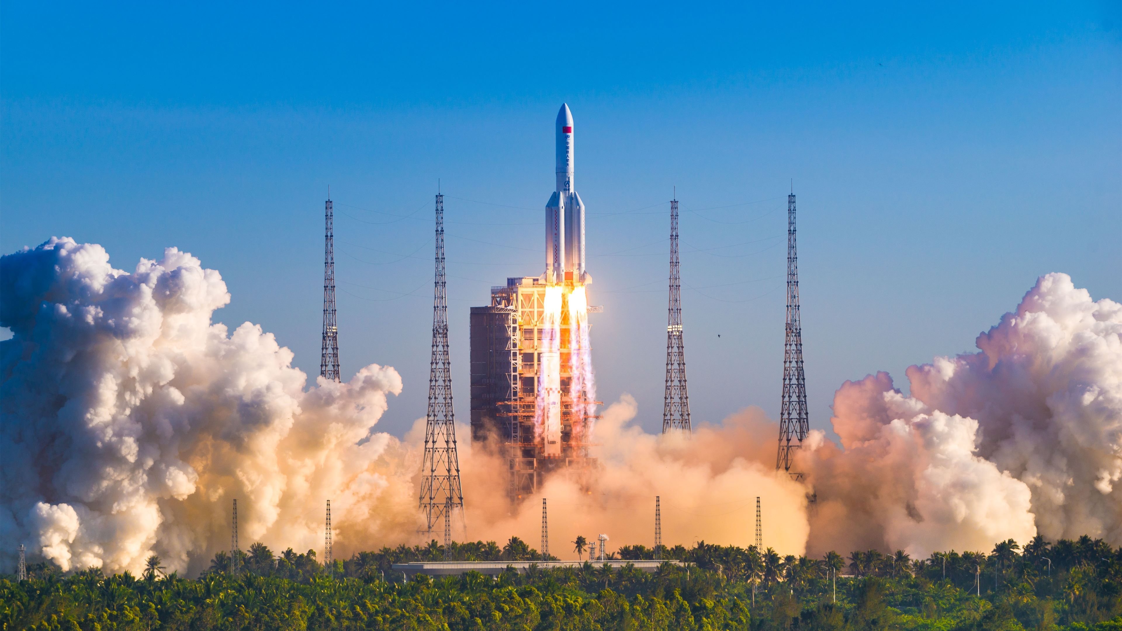 东西方同时闪耀，孙兴慜英超戴帽，紫百合欧联击溃莱牛